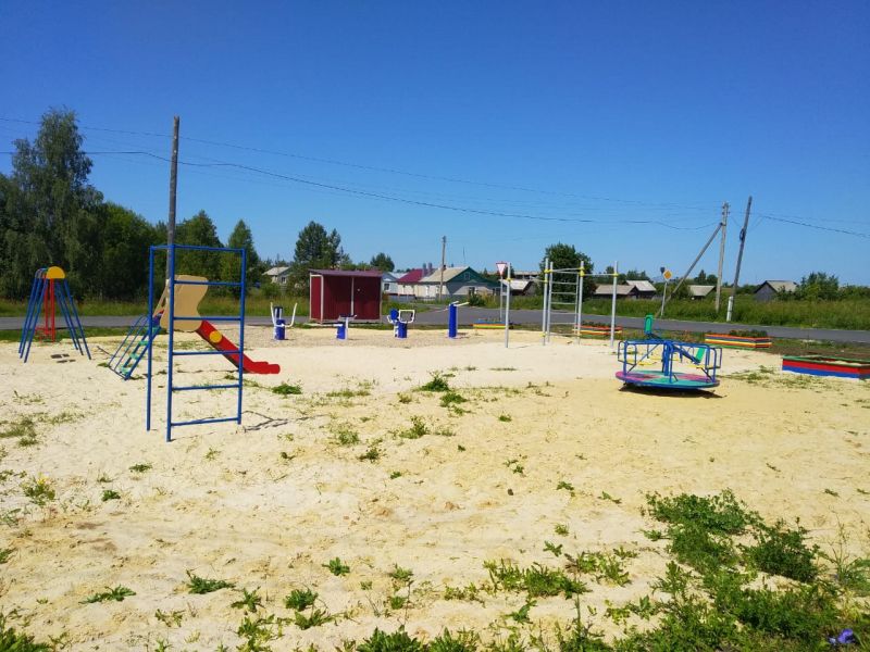 в 2021 году благоустроена территория и построена спортивная площадка с установкой детского игрового комплекса